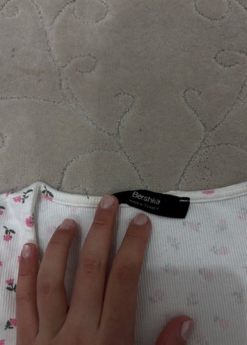 Düğmeli V Yaka Çiçek Desenli Kısa Kollu Kadın Tişört - Görsel 3