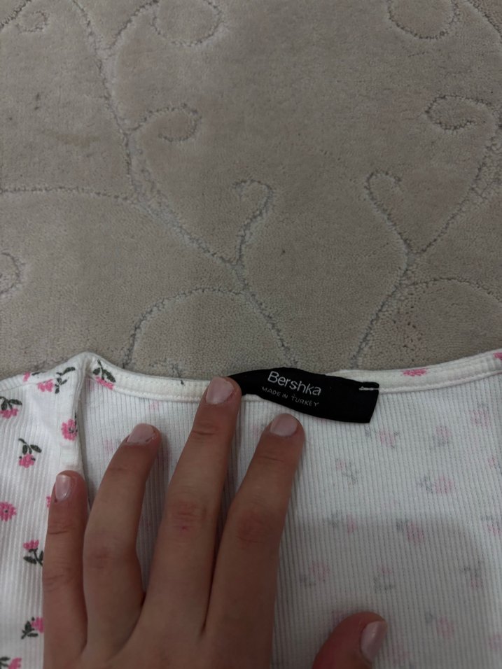 Düğmeli V Yaka Çiçek Desenli Kısa Kollu Kadın Tişört - Görsel 3