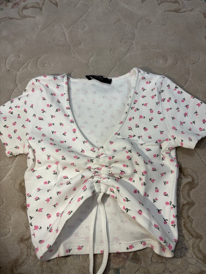 Düğmeli V Yaka Çiçek Desenli Kısa Kollu Kadın Tişört - Görsel 2