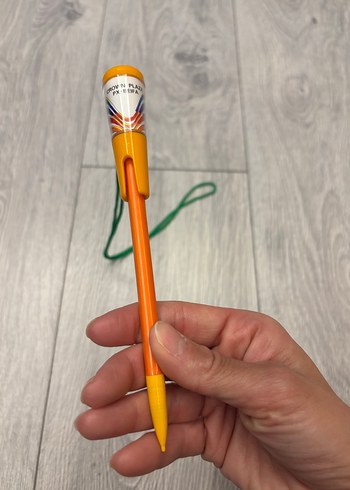 Turuncu Kurşun Kalem Boyun Askılı - Görsel 2