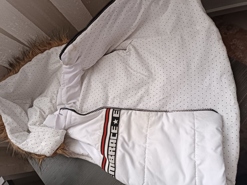 Kız Çocuk Beyaz Kürklü Kapüşonlu Yelek - Görsel 4