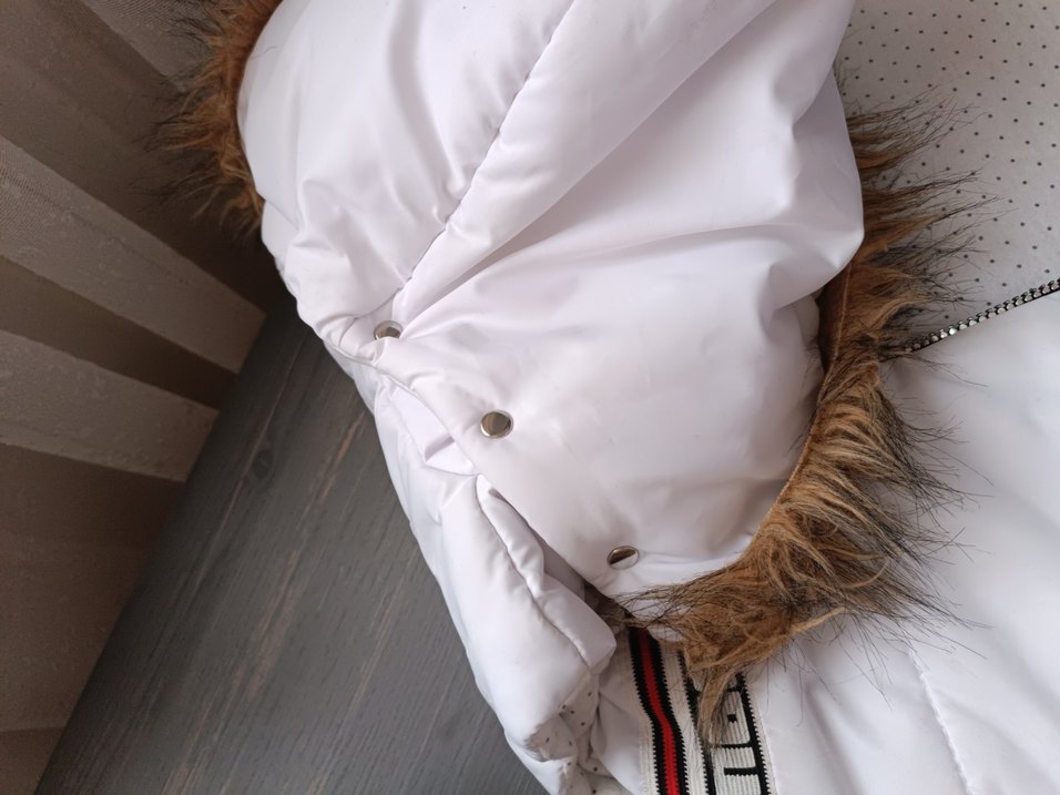 Kız Çocuk Beyaz Kürklü Kapüşonlu Yelek - Görsel 3