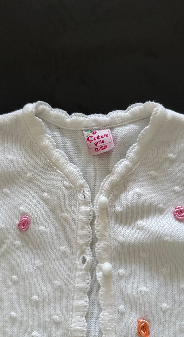 Beyaz Nakışlı Düğmeli Kız Hırkası - Görsel 2