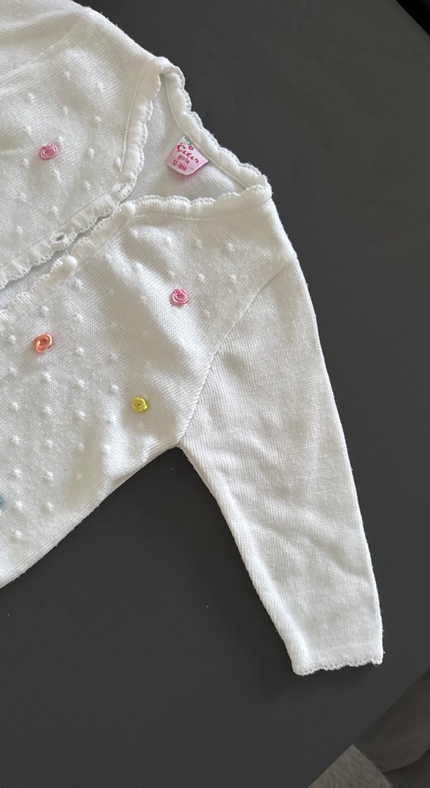 Beyaz Nakışlı Düğmeli Kız Hırkası - Görsel 3