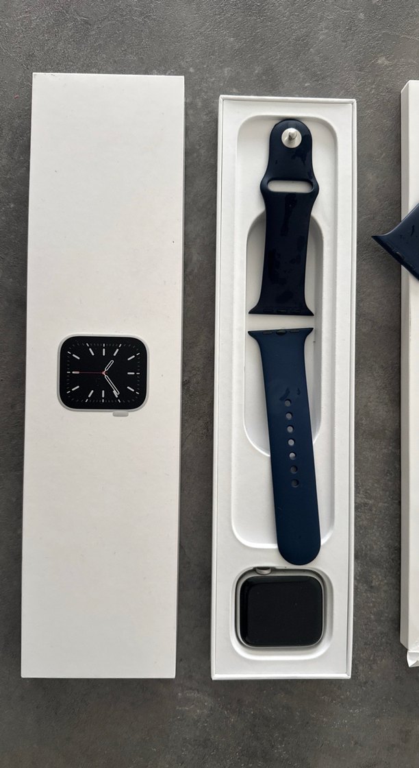 Apple Watch series 6 Gümüş Akıllı Saat ve Şarj Kablosu - Görsel 2