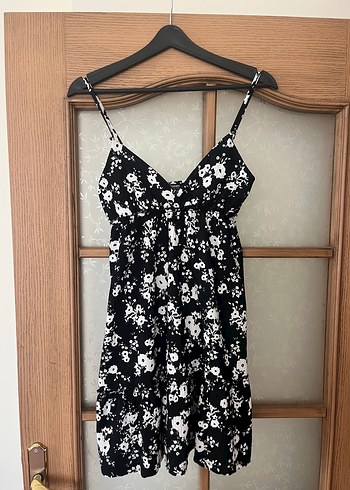 Çiçek Desenli Siyah Mini Elbise