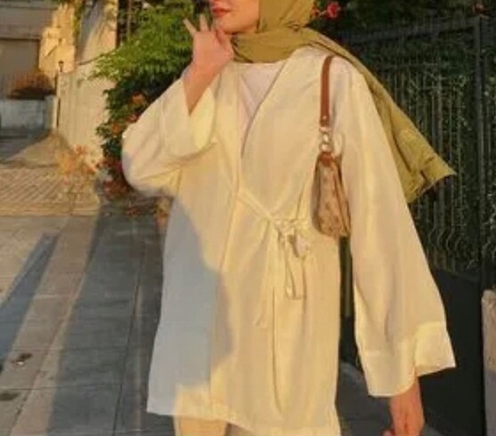 Kadın beyaz bağlamalı kimono üst