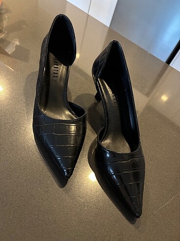 Siyah stiletto kısa topuklu ayakkabı