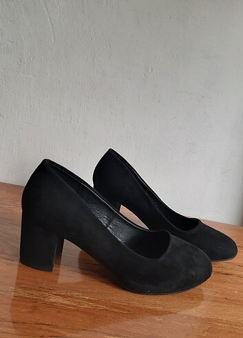 Siyah Topuklu Ayakkabı