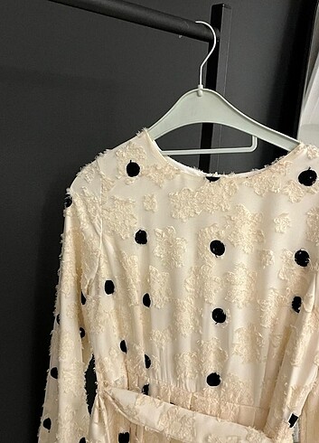 Puantiyeli kabarık elbise - Görsel 5