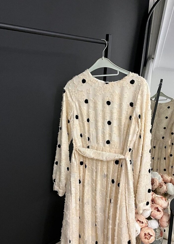 Puantiyeli kabarık elbise  - Görsel 4