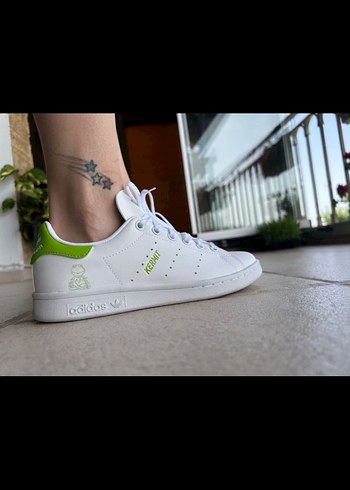 Kermit Detaylı Beyaz Adidas Sneakers