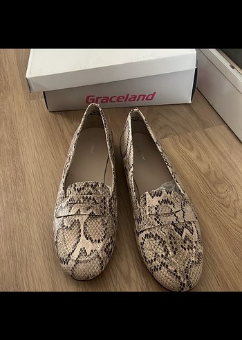 Bej Yılan Desenli Deri Kadın Loafer