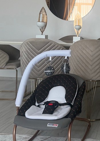 Gri ve beyaz bebek salıncağı