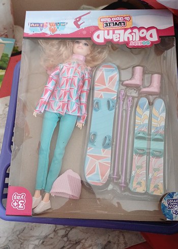 Pembe Pastel Kıyafetli Bebek ve Kayak Seti