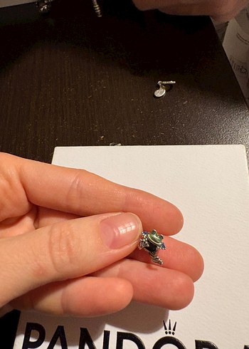 Pandora Tırmanan Yeşil Kurbağa Charm - Görsel 2