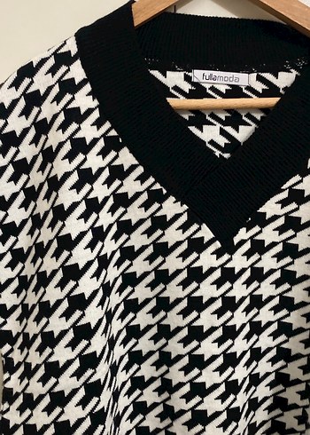 Kadın Siyah Beyaz Desenli V Yaka Kısa Kollu Süveter - Görsel 2
