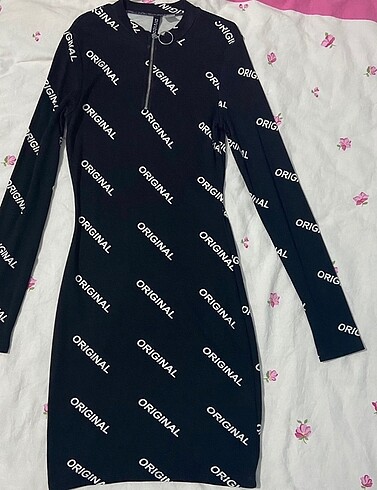H&M Yazı Desenli Dar Elbise