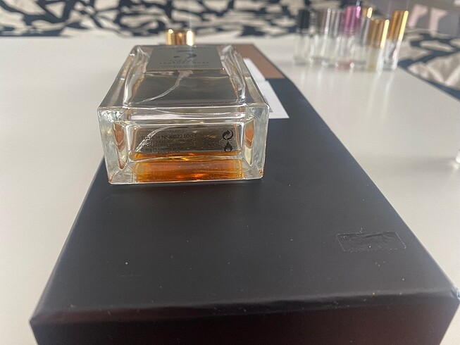 Beden Rosendo Mateu No.5 Floral Amber Sensual Musk