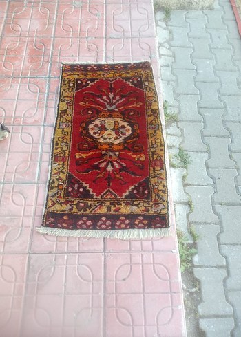 Bordo Renkli İşlemeli Geleneksel Halı