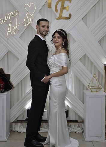 Beyaz nişan elbisesi