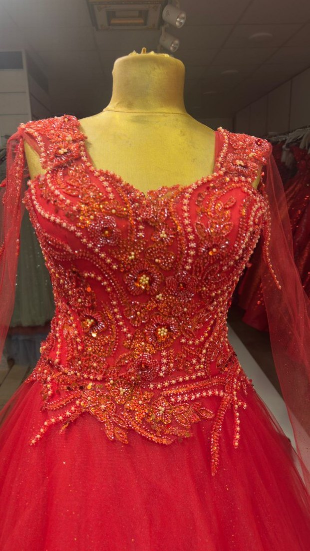 Kırmızı İşlemeli Uzun Abiye Elbise - Görsel 4