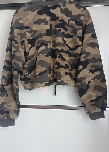 Bershka kamuflaj crop sweatshirt 