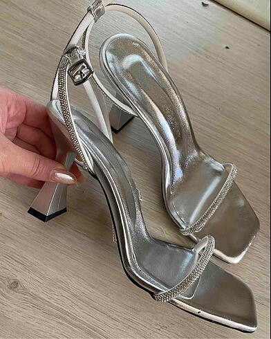 Gümüş taşlı topuklu ayakkabı