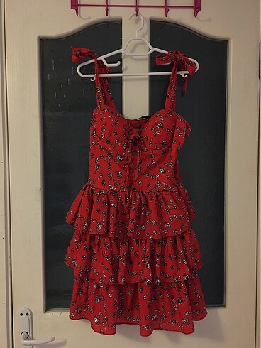 Kırmızı katlı elbise