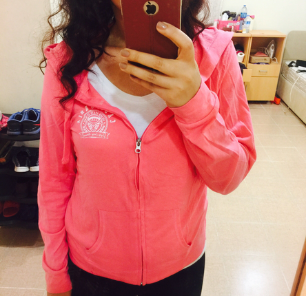 Kapüşonlu sweat. T shirtte hediyesidir