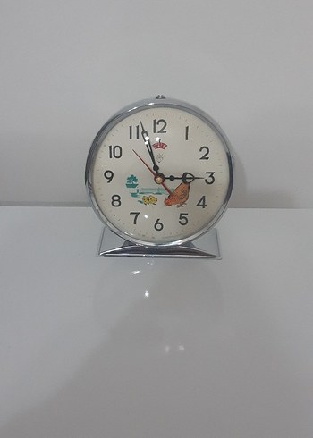  Beden beyaz Renk Tavuklu Kurmalı Masa Saati