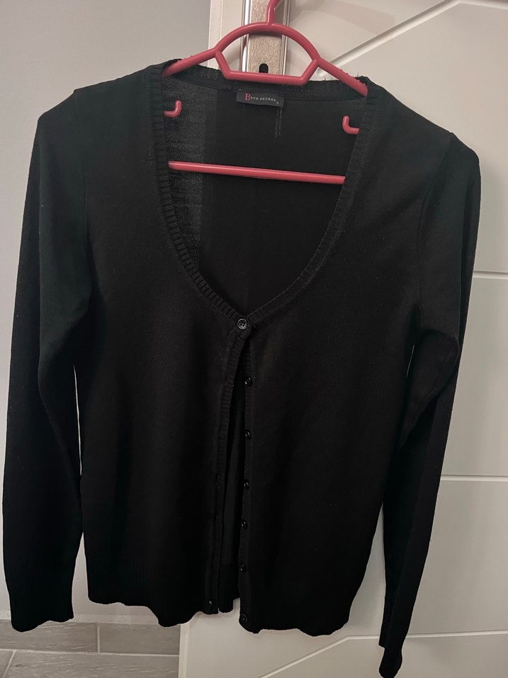 Siyah Düğmeli Kadın Hırka - Görsel 2