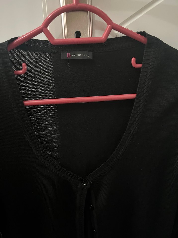 Siyah Düğmeli Kadın Hırka - Görsel 3