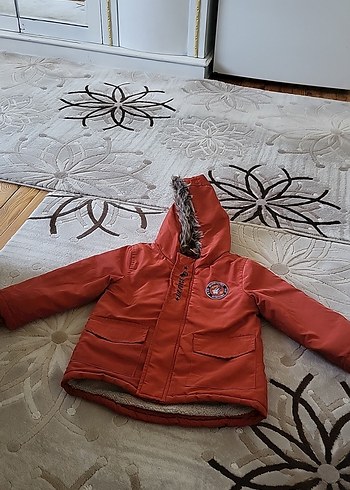 Kapüşonlu Erkek Çocuk Kırmızı Mont
