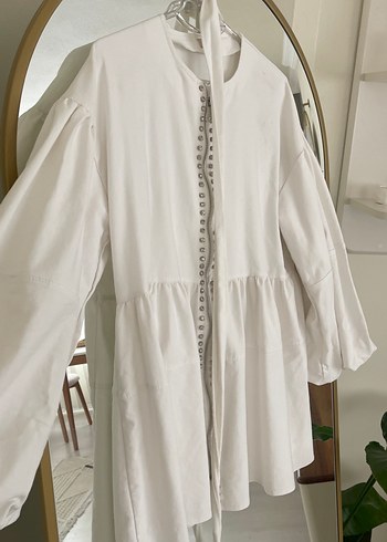 Düğmeli, Nakışlı Beyaz  trenç - Görsel 3