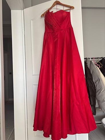 Kırmızı drape detaylı maxi boy abiye