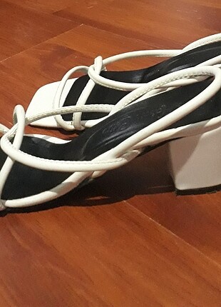 Bershka Beyaz sandalet topuklu ayakkabı 