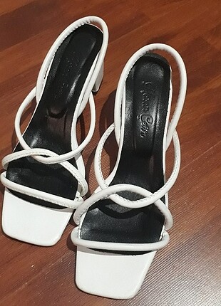 Beyaz sandalet topuklu ayakkabı 