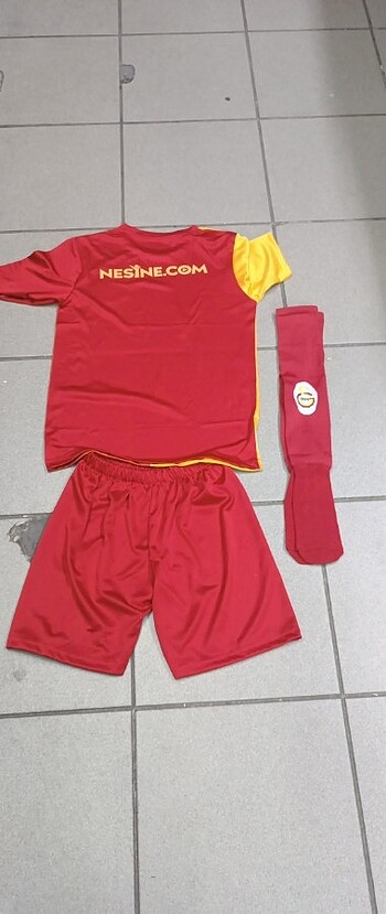 10 Yaş Beden kırmızı Renk Galatasaray forması şortu ve çorabı 