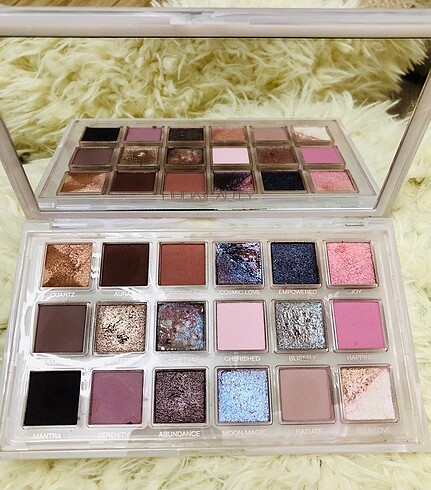 Beden HUDA BEAUTY 18 RENK FAR PALETİ
