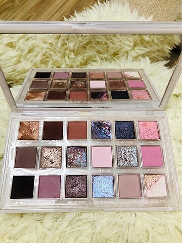 HUDA BEAUTY 18 RENK FAR PALETİ