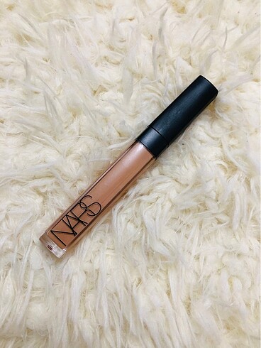 NARS CONCEALER GÜNEŞ LEKESİ DAHİ KAPATIR