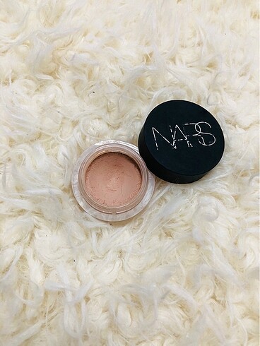 NARS CONCEALER GÜNEŞ LEKESİ DAHİ KAPATIR