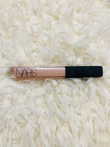 NARS CONCEALER GÜNEŞ LEKESİ DAHİ KAPATIR