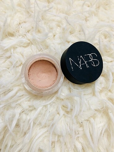 NARS CONCEALER GÜNEŞ LEKESİ DAHİ KAPATIR