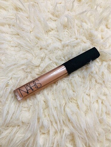 NARS CONCEALER GÜNEŞ LEKESİ DAHİ KAPATIR
