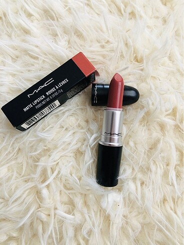 MAC?ın EN POPÜLER RUJU VELVET TEDDY