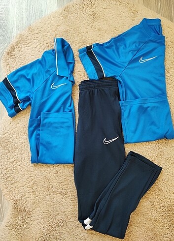 Orijinal Nike eşofman ve 2 tişört 
