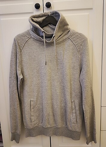 LC Waikiki marka boğazlı sweatshirt.