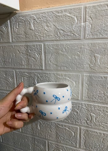 Mavi Fiyonk Desenli Beyaz Seramik Kupa - Görsel 3
